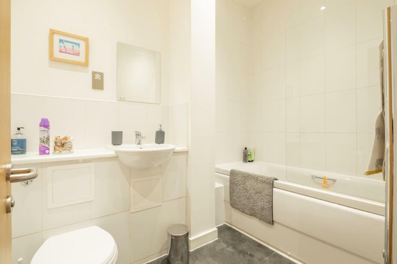 Central Bedford: Two Bedrooms, Breakfast Basket Exterior photo